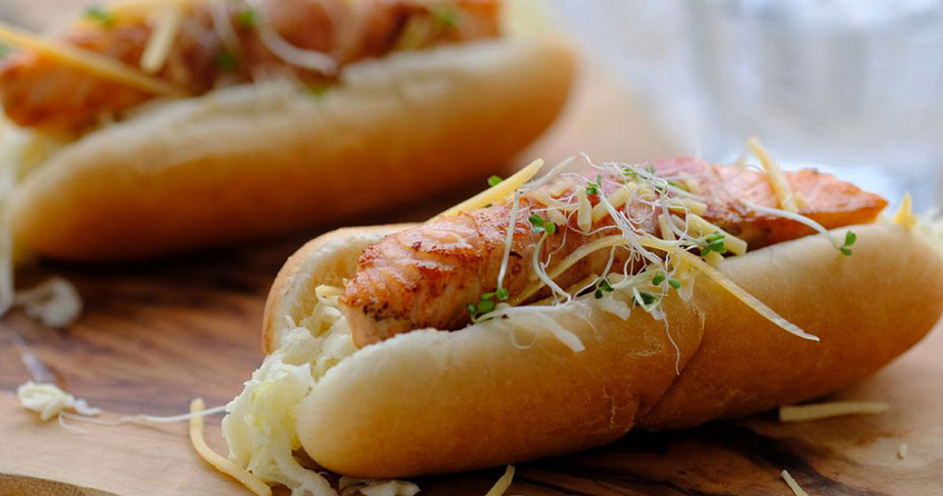 Zalm hotdog met romige zuurkool